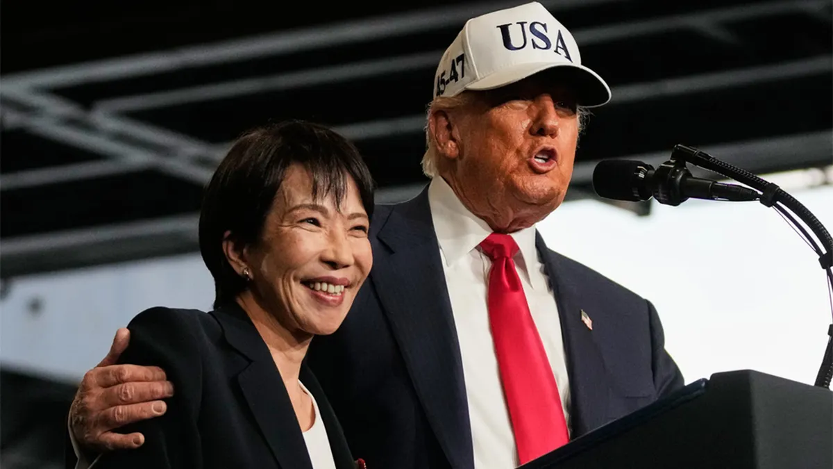El presidente Donald Trump, junto con la primera ministra japonesa, Sanae Takaichi, habla con miembros del ejército a bordo del portaaviones USS George Washington, atracado en una base naval estadounidense, en Yokosuka, el martes 28 de octubre de 2025. (Foto AP/Mark Schiefelbein) El presidente Donald Trump, junto con la primera ministra japonesa, Sanae Takaichi, habla con miembros del ejército a bordo del portaaviones USS George Washington, atracado en una base naval estadounidense, en Yokosuka, el martes 28 de octubre de 2025. (Foto AP/Mark Schiefelbein)
