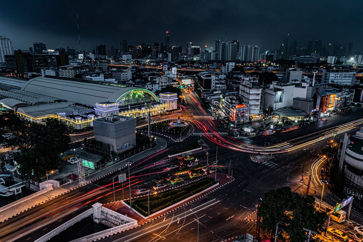 Bangkok iluminada al caer la noche, una de las capitales más vibrantes del Sudeste Asiático y puerta de entrada al turismo en Tailandia. Bangkok iluminada al caer la noche, una de las capitales más vibrantes del Sudeste Asiático y puerta de entrada al turismo en Tailandia.