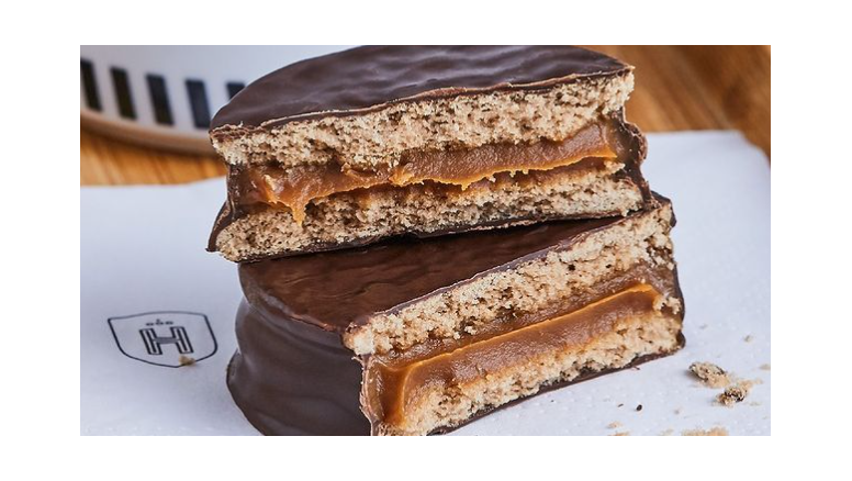 La postal de Havanna dejó un sabor amargo... 150 metros de cola por un puesto de camarero