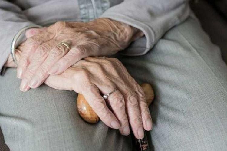 Las personas de edad, quienes más sufren la cuarentena. /Foto: Duna.cl