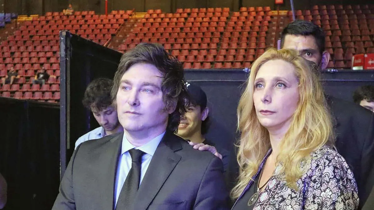 Karina Milei viene acompañando a su hermano desde el inicio de su carrera política y, según comentó el mismo candidato, tiene un rol clave en su campaña. Karina Milei viene acompañando a su hermano desde el inicio de su carrera política y, según comentó el mismo candidato, tiene un rol clave en su campaña. 