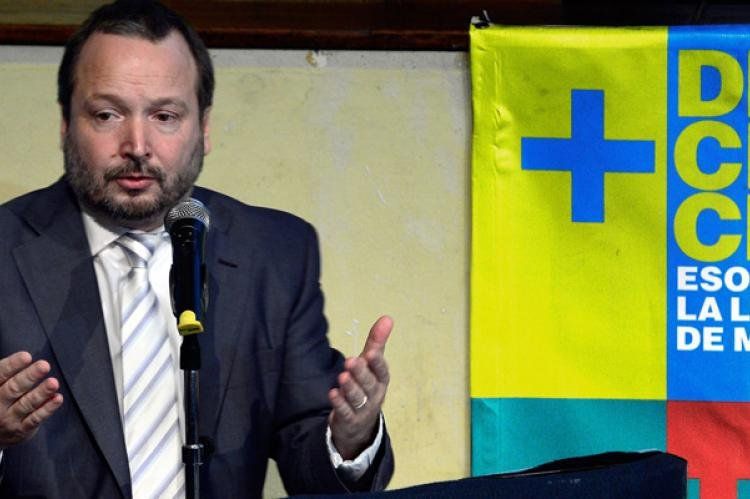 Martín Sabbatella, titular de la AFSCA, borra con el codo lo que escribió con una mano.