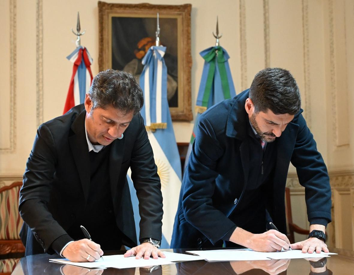 Axel Kicillof y Maximiliano Pullaro firmaron un convenio de colaboración entre Santa Fe y Buenos Aires. Axel Kicillof y Maximiliano Pullaro firmaron un convenio de colaboración entre Santa Fe y Buenos Aires.