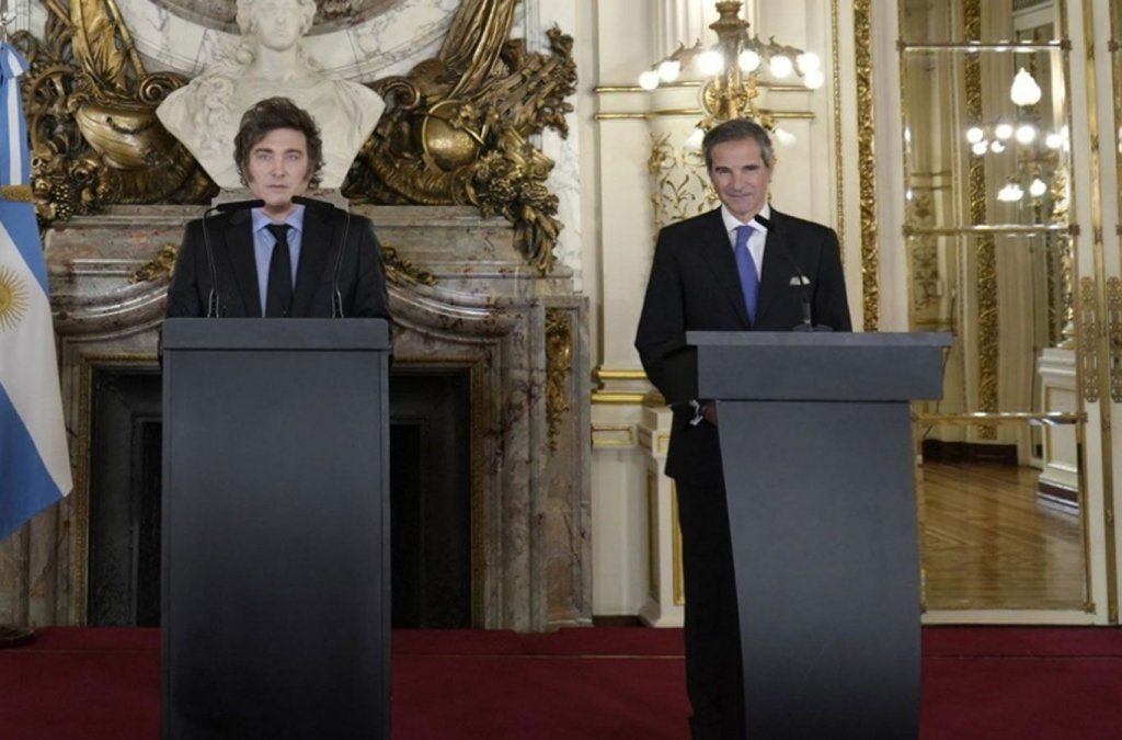 Rafael Grossi en Casa Rosada junto a Milei en diciembre de 2024.&nbsp;