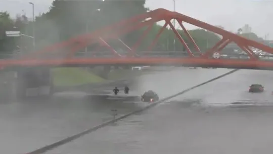 Foto aportada por un observador tomada desde un puente sobre la General Paz Foto aportada por un observador tomada desde un puente sobre la General Paz