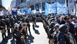 altText(Movimientos sociales despiden a Macri con marchas)}