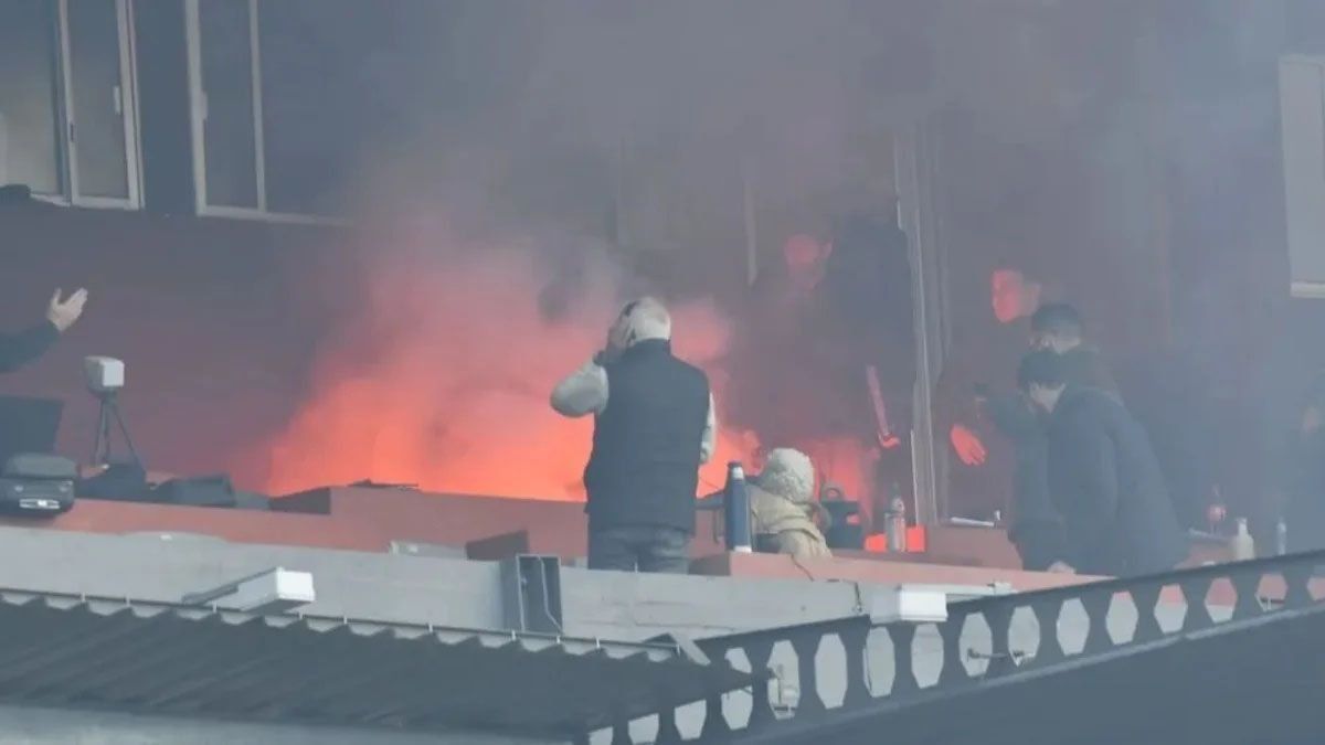 Peñaroly Nacional de Montevideo quedó salpicado por los incidentes provocados por lacaída de una bengala en el palco de periodistas en el estadio Centenario.