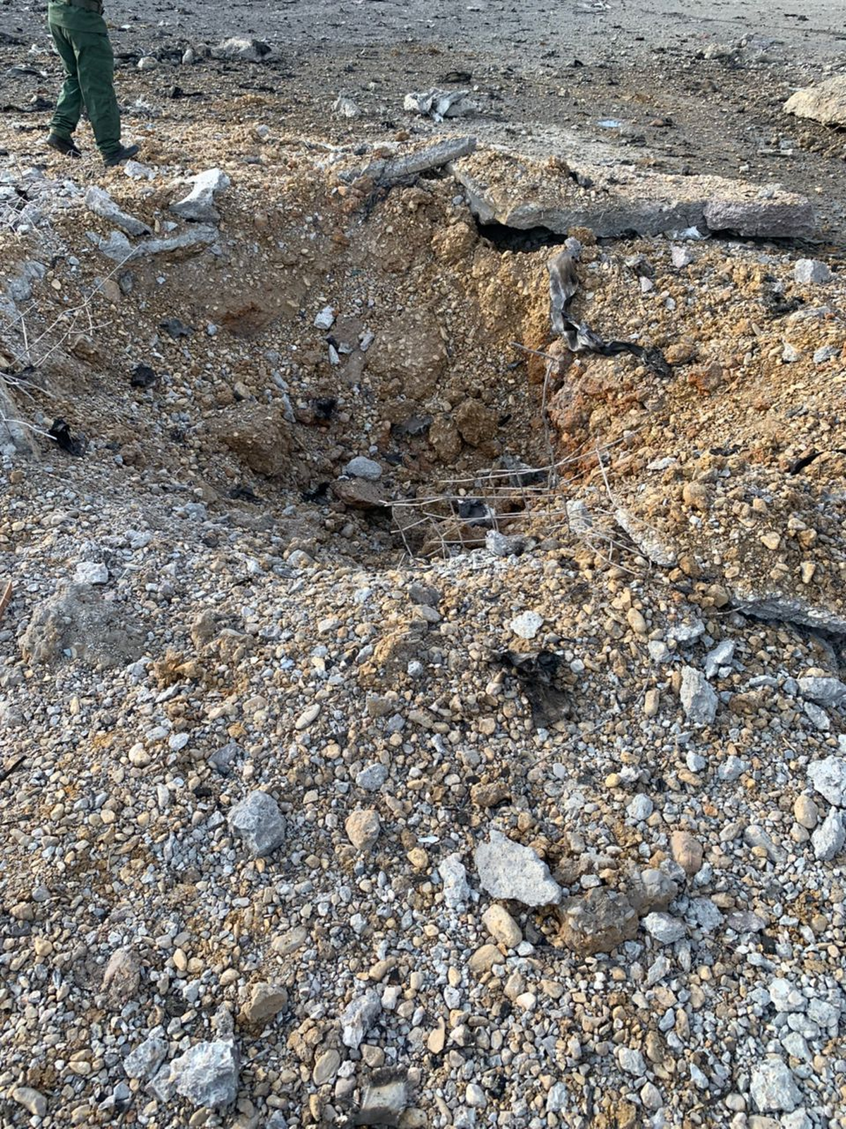 El bombardeo dejó cráteres dentro y fuera de los cuarteles El bombardeo dejó cráteres dentro y fuera de los cuarteles