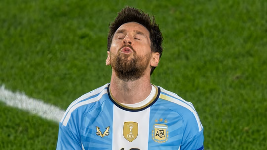 Lionel Messi protagonizó un momento en su propia despedida que no tardó en hacerse viral. El astro falló en su mejor oportunidad de gol y no se lo perdonó.