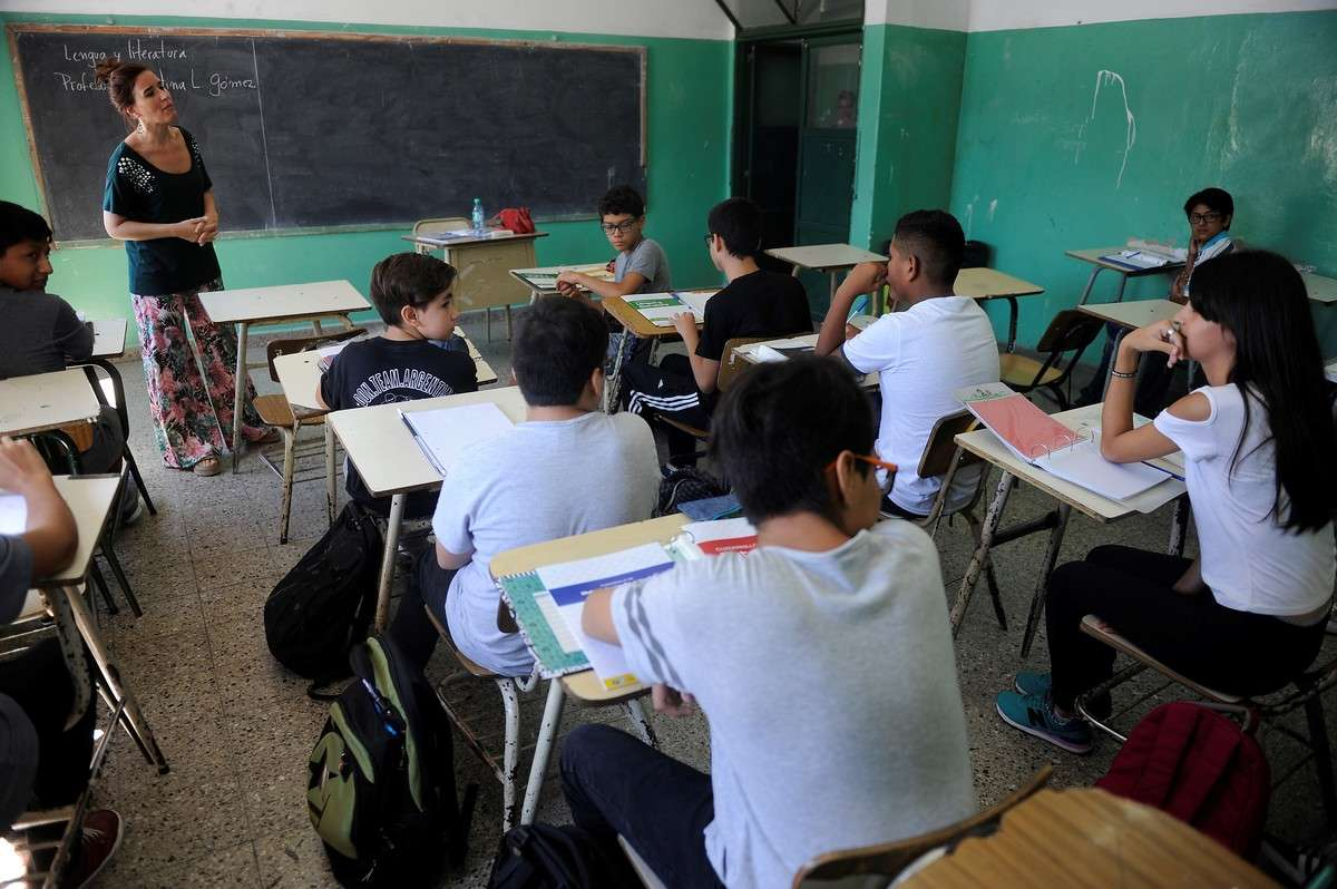 Las escuelas argentinas tendrán dos materias menos. Las escuelas argentinas tendrán dos materias menos.