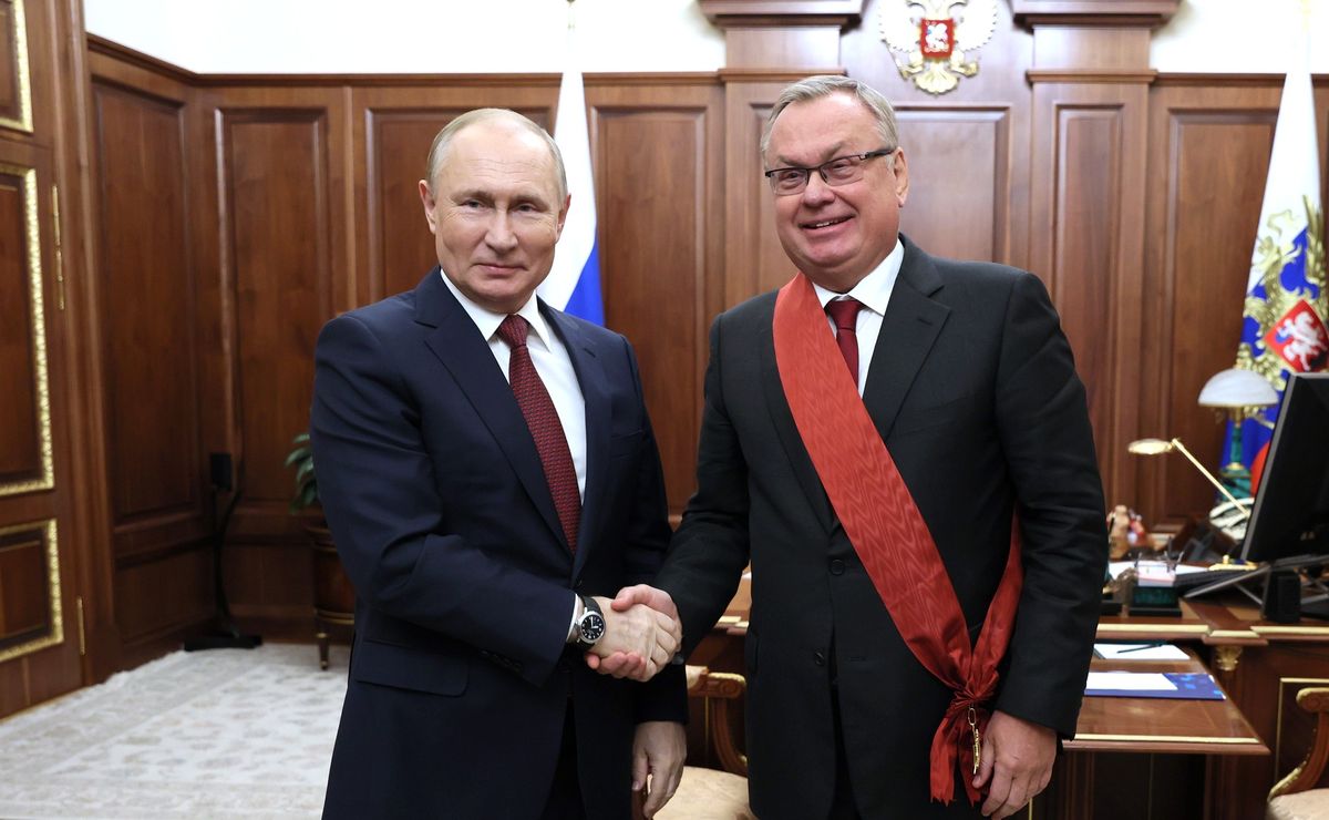 Vladimir Putin premia a Andrey Kostin, presidente de la junta directiva del banco VTB, con la Orden de Servicios a la Patria, grado I.
