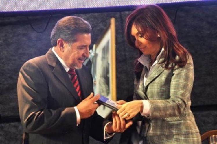Cristina Fernández en 2010 recibe de manos de Beder Herrera una copia del Nunca Más Riojano donde figura César MIilani vinculado al caso Ledo.