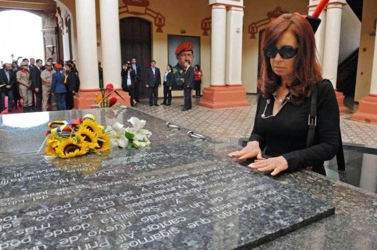 20/04/2013: Cristina Fernández de Kirchner frente a la tumba de Hugo Chávez. Foto NA