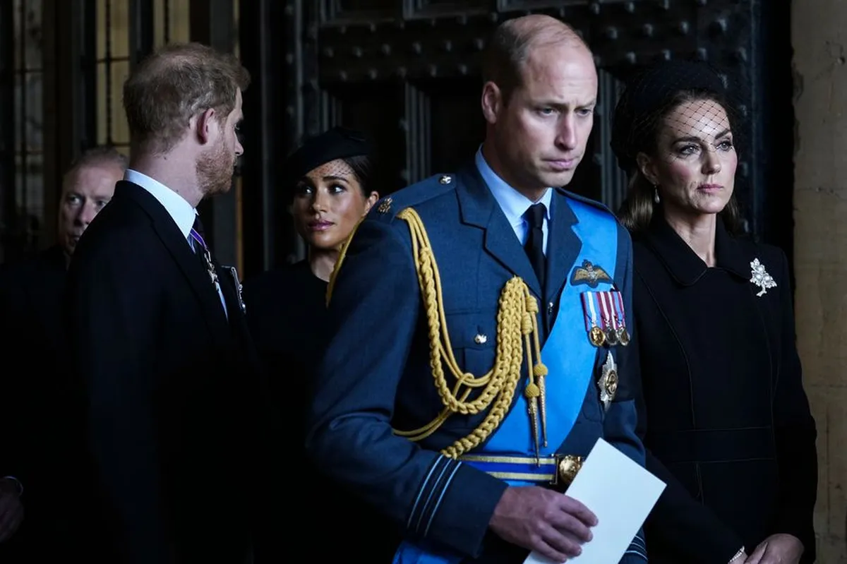 El Príncipe y la Princesa de Gales, con el Duque y la Duquesa de Sussex detrás de ellos, después de presentar sus respetos durante el funeral de la difunta Reina Isabel II en el Westminster Hall en septiembre de 2022. El Príncipe y la Princesa de Gales, con el Duque y la Duquesa de Sussex detrás de ellos, después de presentar sus respetos durante el funeral de la difunta Reina Isabel II en el Westminster Hall en septiembre de 2022.