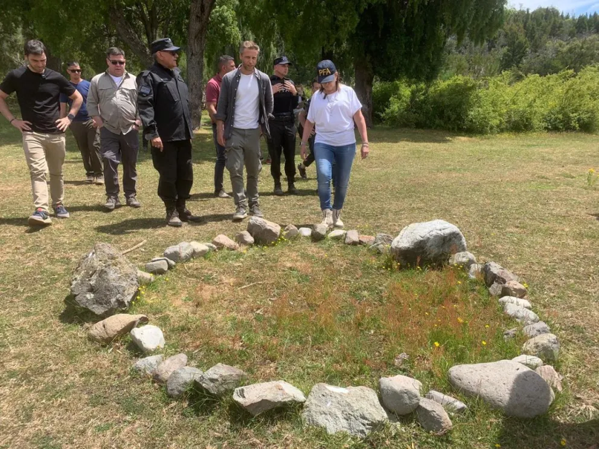 Patricia Bullrich, Nacho Torres y Larsen, en el predio que la comunidad mapuche abandon&oacute; antes del desalojo de las fuerzas federales.