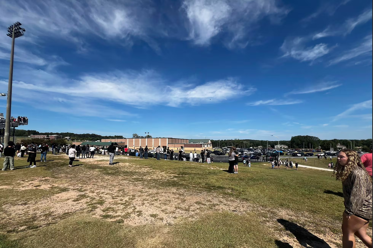 Estudiantes son evacuados tras el tiroteo de este miércoles en Winder, Georgia (EE UU).AP Estudiantes son evacuados tras el tiroteo de este miércoles en Winder, Georgia (EE UU).AP