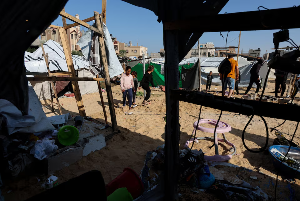 Palestinos inspeccionan el lugar del ataque israelí del miércoles contra un campamento de tiendas en Al Mawasi, Jan Yunis, en el sur de la Franja de Gaza, 20 de noviembre de 2025 | GENTILEZA REUTERS Palestinos inspeccionan el lugar del ataque israelí del miércoles contra un campamento de tiendas en Al Mawasi, Jan Yunis, en el sur de la Franja de Gaza, 20 de noviembre de 2025 | GENTILEZA REUTERS
