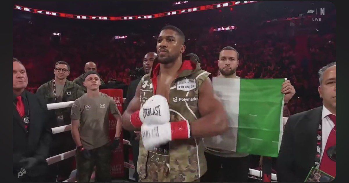 Anthony Joshua celebra una de sus victorias con la bandera de Nigeria, país con el que mantiene un fuerte vínculo familiar y cultural. Anthony Joshua celebra una de sus victorias con la bandera de Nigeria, país con el que mantiene un fuerte vínculo familiar y cultural.