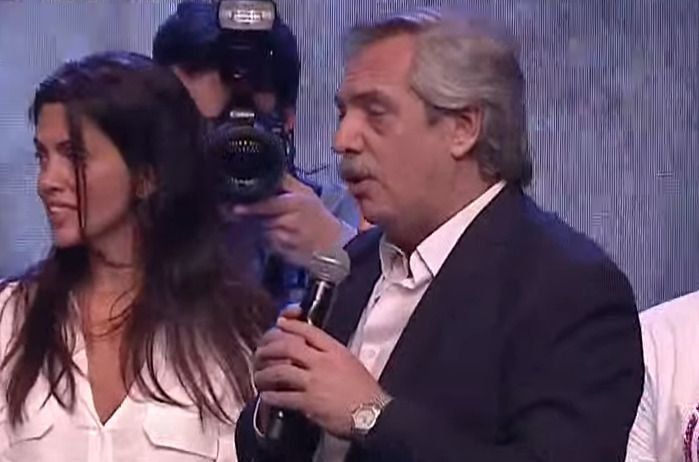 Alberto Fernández hablándoles a sus simpatizantes.
