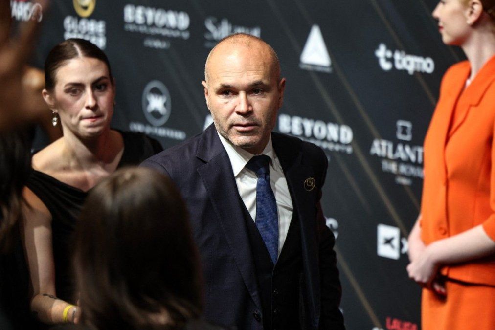 Andrés Iniesta durante la gala de los Globe Soccer Awards en Dubái, en diciembre de 2025.