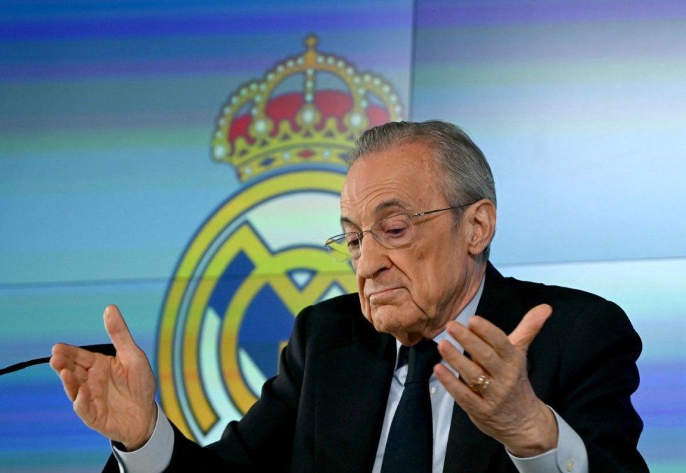 Florentino Pérez volvió a cargar contra el arbitraje y el caso Negreira en una rueda de prensa que terminó abriendo otro frente con los colegiados españoles. Florentino Pérez volvió a cargar contra el arbitraje y el caso Negreira en una rueda de prensa que terminó abriendo otro frente con los colegiados españoles.