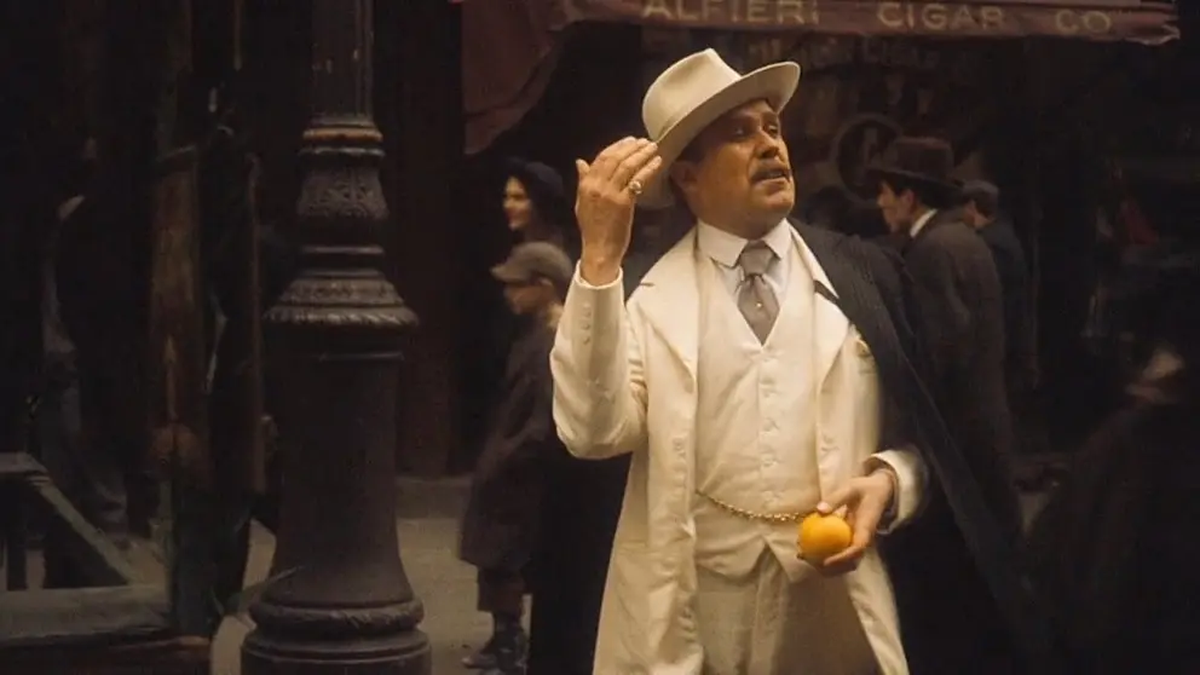 Don Fanucci de "El padrino 2" extorsionaba a los comerciantes para que le paguen a cambio de una supuesta protecci&oacute;n. Despu&eacute;s, se paseaba por el barrio como si fuera el due&ntilde;o. Foto: Paramount