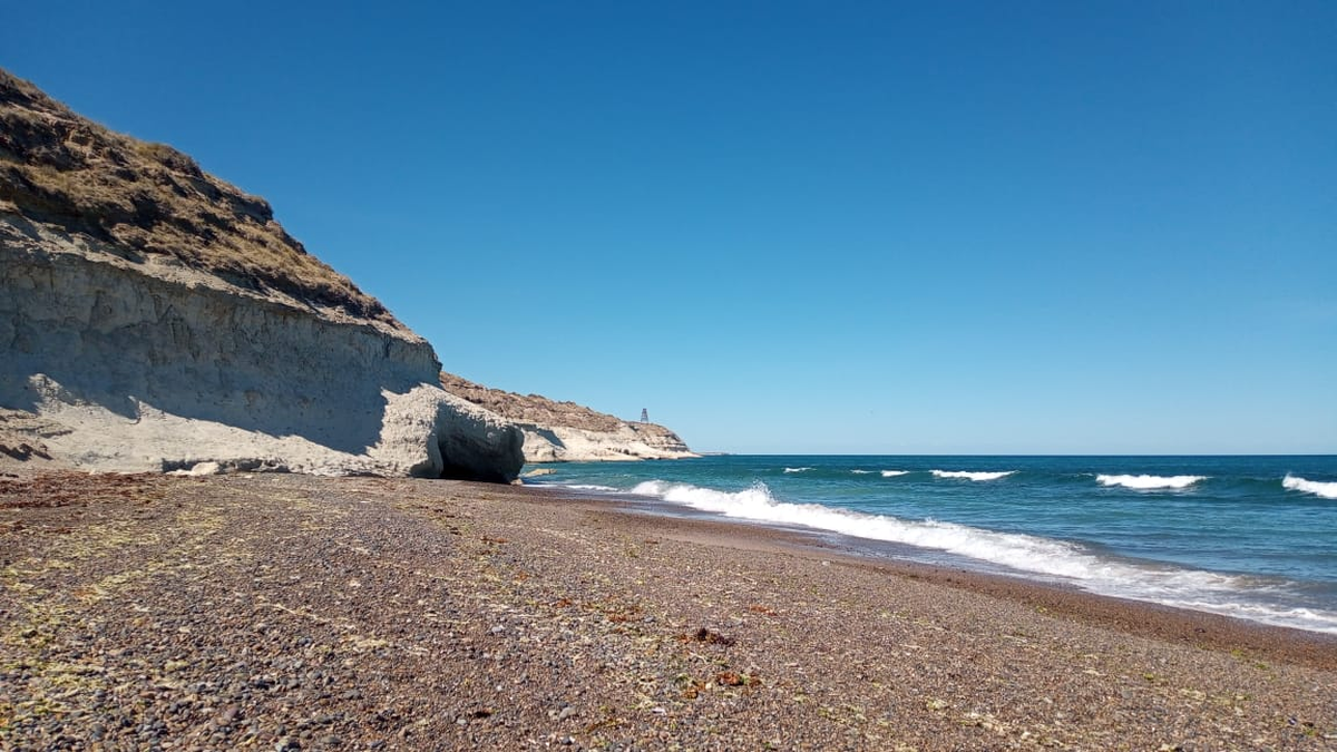 En la Playa Mimosa es posible visitar las pequeñas cuevas que se formaron por los acantilados. Foto: Viajero Sustentable