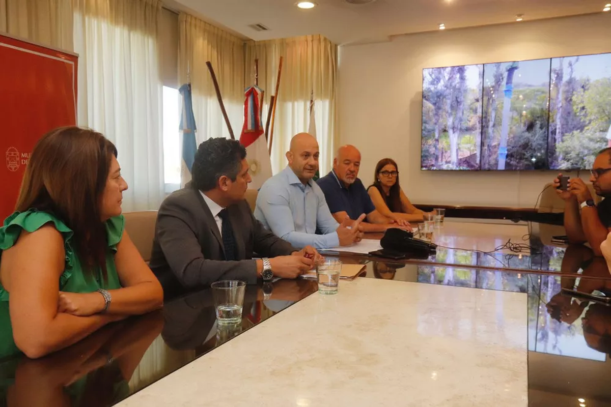 El intendente Gómez Gesteira y colaboradores dieron detalles de la denuncia. Foto: villacarlospaz.gov.ar