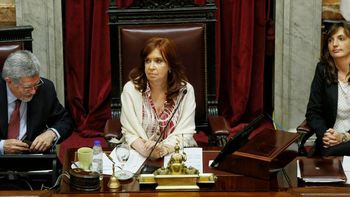 CFK presidirá la primera sesión del Senadotras la derrota en las PASO y con Mauricio Macri como eje del debateparlamentario. CFK presidirá la primera sesión del Senadotras la derrota en las PASO y con Mauricio Macri como eje del debateparlamentario.