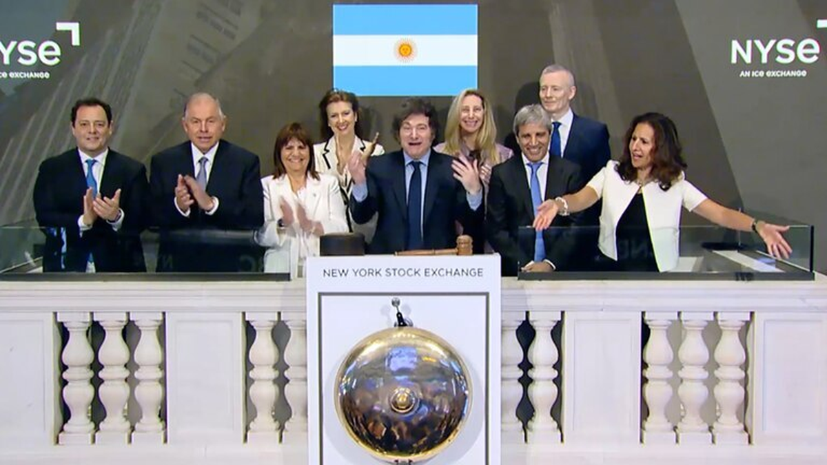 Milei en Wall Street con Bullrich, Caputo y Mondino. Milei en Wall Street con Bullrich, Caputo y Mondino.