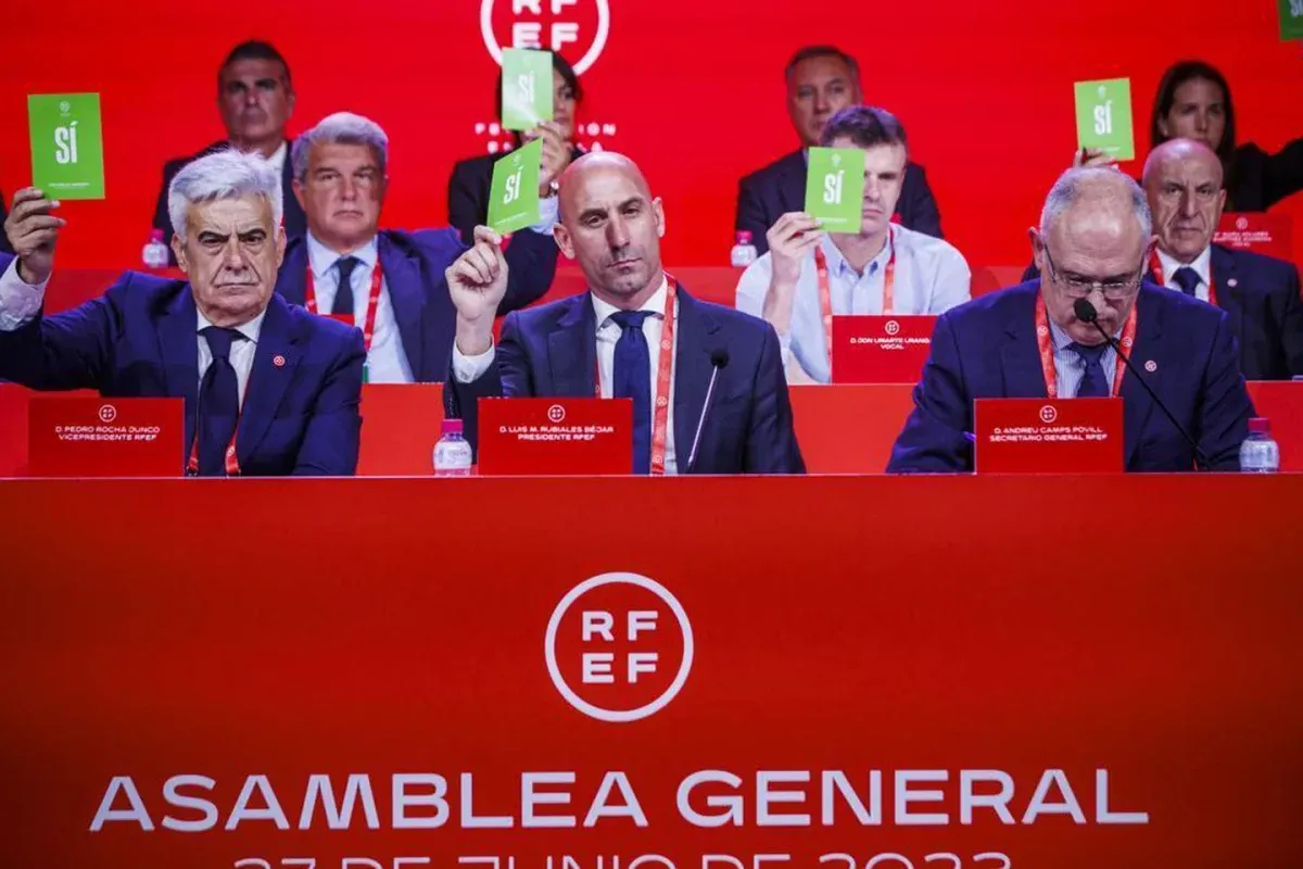 Luis Rubiales de frente, Pedro Rocha a su derecha. Este último sucedió al primero en la presidencia de RFEF.