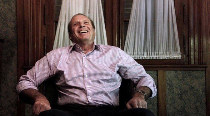 Raúl Othacehe: según su oficina de prensa, en la imagen él está festejando las encuestas de sus opositores que no le reconocen su ventaja.