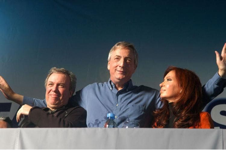 Peralta junto al matrimonio Kirchner. (Foto archivo NA)