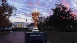 La Copa del Mundo frente a la Casa Blanca, epicentro político de un Mundial 2026 que promete millones en turismo y movimiento económico. La Copa del Mundo frente a la Casa Blanca, epicentro político de un Mundial 2026 que promete millones en turismo y movimiento económico.