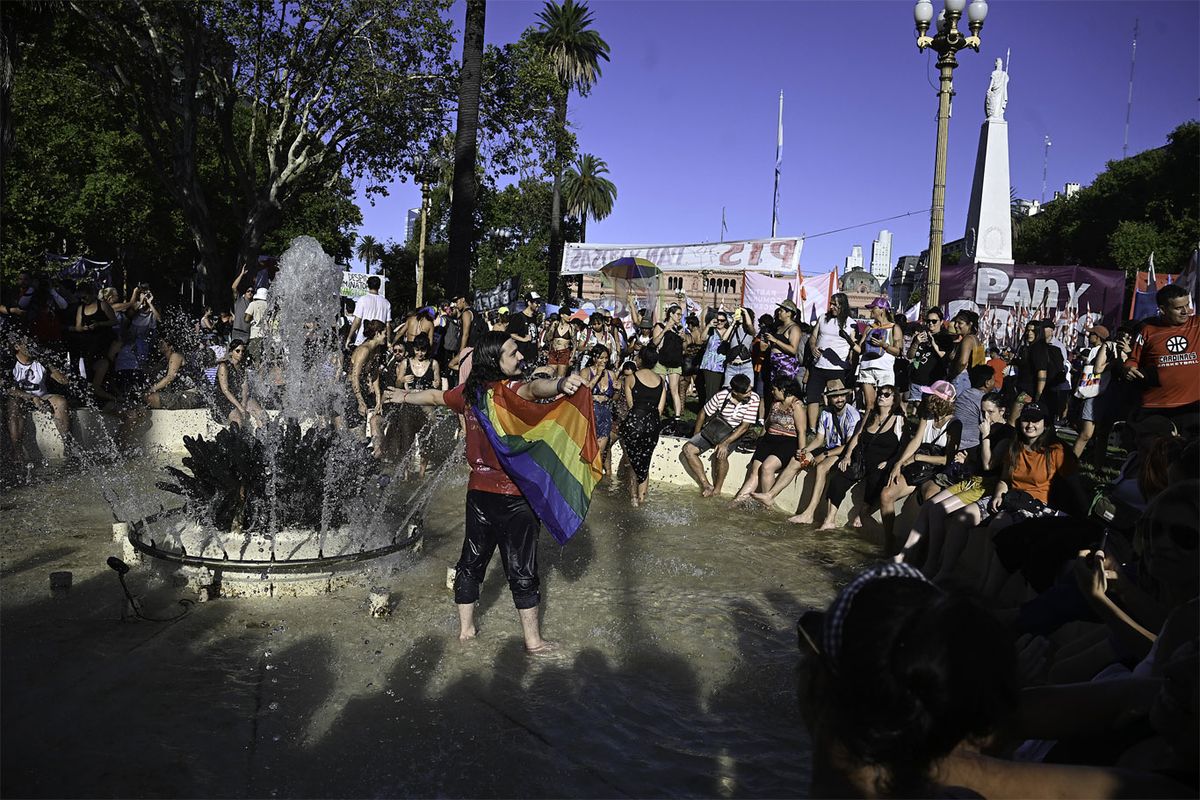 La manifestación encabezada por los colectivos LGBTIQ+ se concentró en la Plaza de Mayo, frente a la Casa Rosada. La manifestación encabezada por los colectivos LGBTIQ+ se concentró en la Plaza de Mayo, frente a la Casa Rosada. 