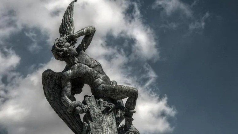 La Fuente del Ángel Caído: el único monumento público al diablo ubicado a 666 metros de altura