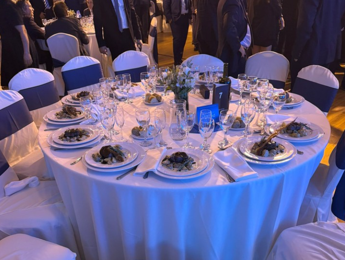 La comida llegó tarde: muchos invitados ya se habían retirado. (Foto: Clarín). La comida llegó tarde: muchos invitados ya se habían retirado. (Foto: Clarín).