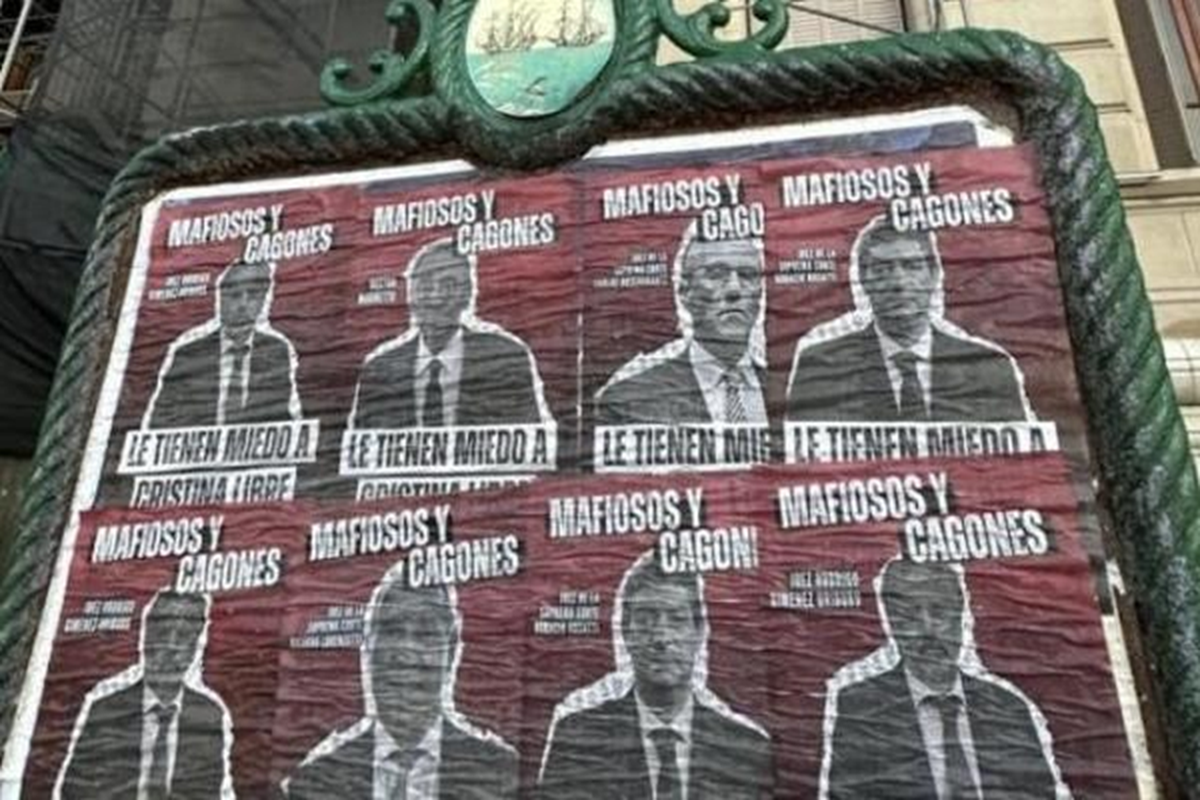 Los 3 miembros de la Corte Suprema agredidos en cartelería callejera Los 3 miembros de la Corte Suprema agredidos en cartelería callejera
