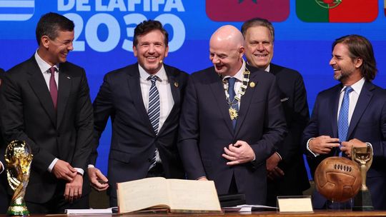 Gianni Infantino y Alejandro Domínguez, entre los presidentes de Paraguay y Uruguay..