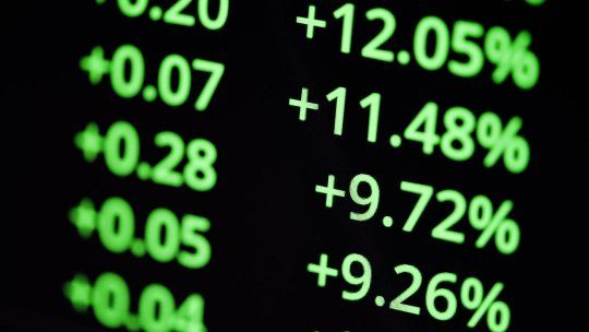 Los bonos y las acciones vuelan tras el batacazo de Milei Los bonos y las acciones vuelan tras el batacazo de Milei