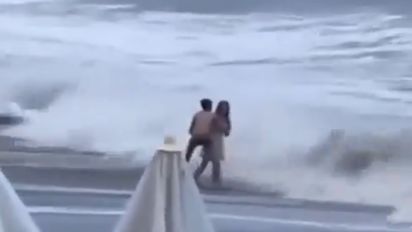 Cuidado con el océano: mujer arrastrada por el mar y olas colosales siembran temor