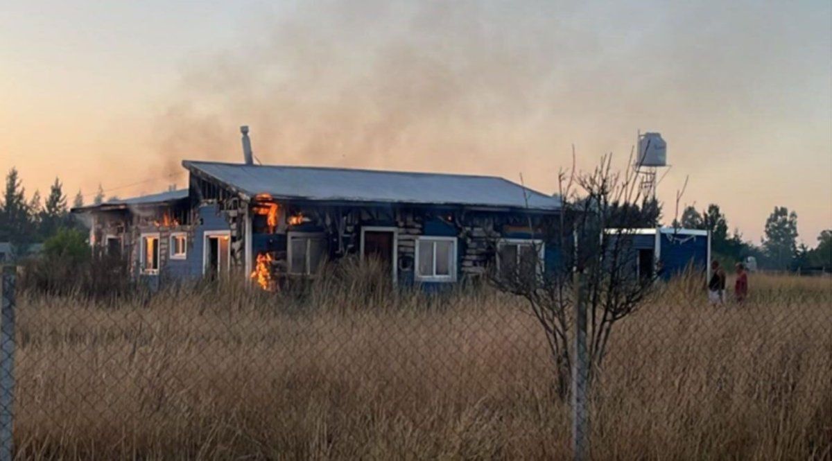 La casa prendida fuego en Cañuelas.
