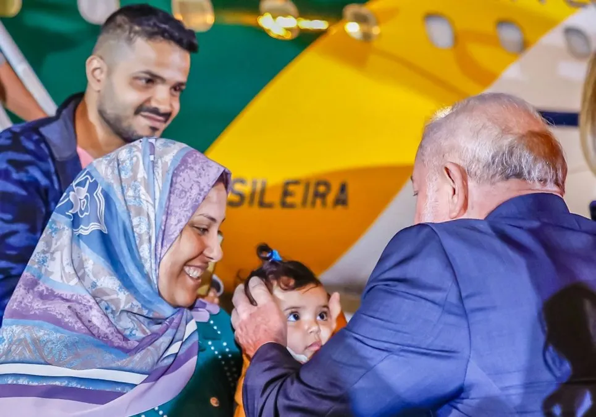 El presidente brasileño, Luiz Inácio Lula da Silva, recibió el 14 de noviembre un grupo de compatriotas repatriados de Gaza y fue lapidario contra Israel al que acusó de "matar a niños inocentes". El presidente brasileño, Luiz Inácio Lula da Silva, recibió el 14 de noviembre un grupo de compatriotas repatriados de Gaza y fue lapidario contra Israel al que acusó de "matar a niños inocentes".