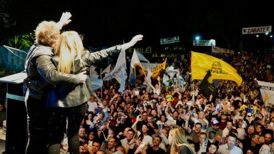 Javier y Karina Milei, en el acto partidario de LLA, en Parque Lezama. 