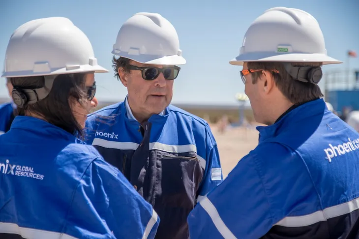 El gobernador de Río Negro, Alberto Weretilneck, fue recibido en el yacimiento por Bizzotto, CEO de PGR. Foto tomada de 'Más Energía'. El gobernador de Río Negro, Alberto Weretilneck, fue recibido en el yacimiento por Bizzotto, CEO de PGR. Foto tomada de 'Más Energía'.