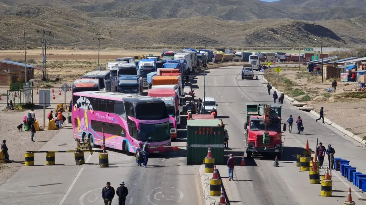 Transportistas del sector público anunciaron un paro en La Paz motivado por la escasez de combustible. Transportistas del sector público anunciaron un paro en La Paz motivado por la escasez de combustible.