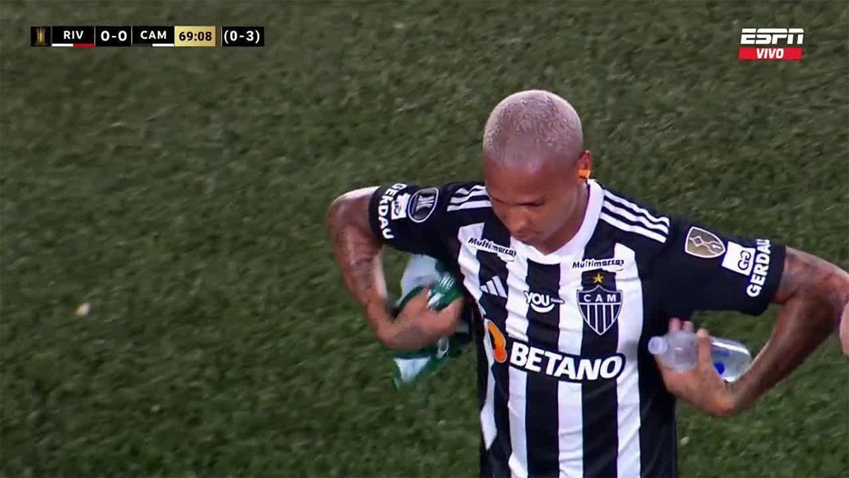 Deyversonrealizó un ‘picante’ gesto a River con la camiseta de Boca y hubo gestosracistas contra los hinchas del Atlético Mineiro en el Monumental.&nbsp;(Foto:Captura de TV)