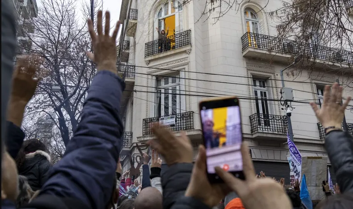 CFK saludando desde su balcón. CFK saludando desde su balcón.