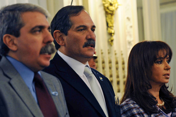 Aníbal Fernández, José Alperovich y Cristina Fernández (Foto archivo NA)