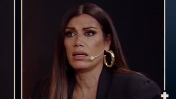 Flor de la V fue atacada por la cantante de cumbia Dalila. Flor de la V fue atacada por la cantante de cumbia Dalila.